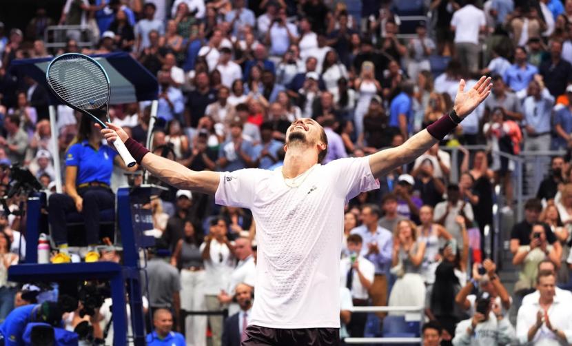 Germany's Alexander Zverev raises his arms in triumph after defeating Ben Shelton to win the US Open