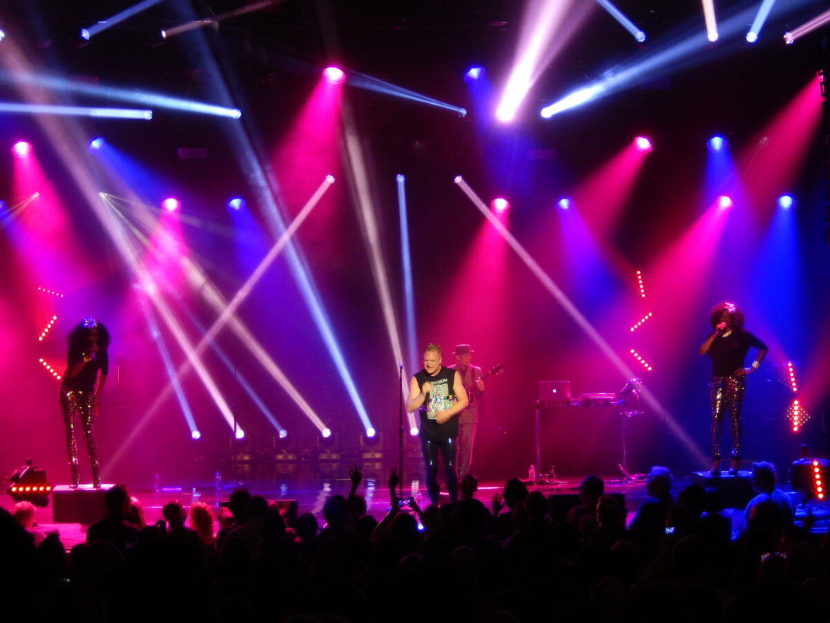 Iconic eighties duo kick off arena tour in Wales