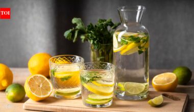 “Drinking lemon water burns belly fat”: What this popular morning ritual can and can't do