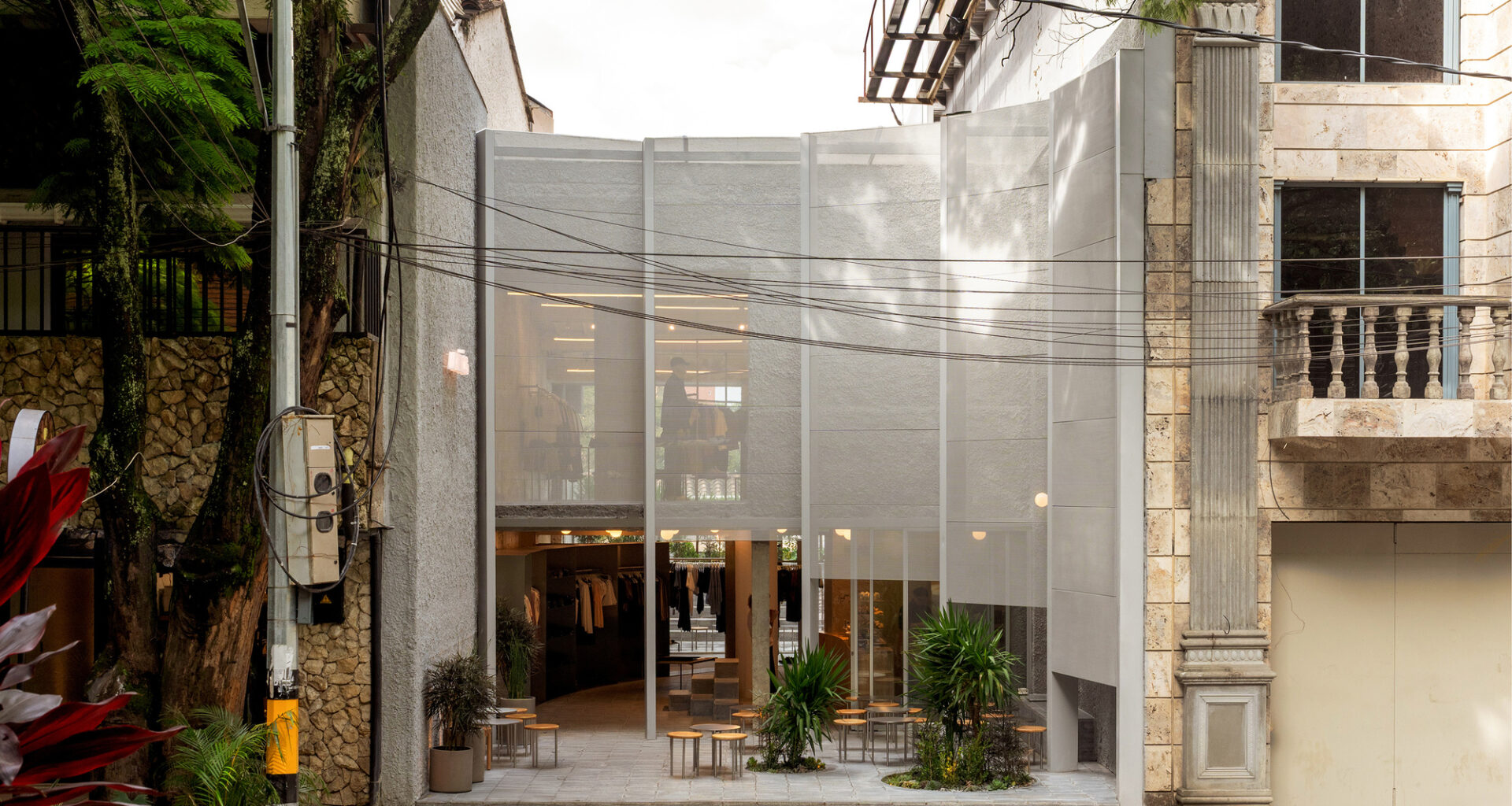 Store With A Gap / Studio Cadena