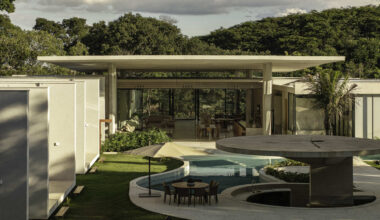 Espatódias House / Leo Romano