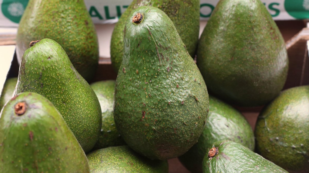 File photo dated 01/10/2013 of avocados for sale on a stall in London. Eating two or more servings of avocado every week cuts the risk of heart disease by a fifth, according to a new study. Issue date: Wednesday March 30, 2022. PA Photo. Experts found that one avocado a week (equivalent to two servings) appears to slash the risks of coronary heart disease by 21% compared to people who do not eat avocado. See PA story HEALTH Avocado . Photo credit should read: Philip Toscano/PA Wire
