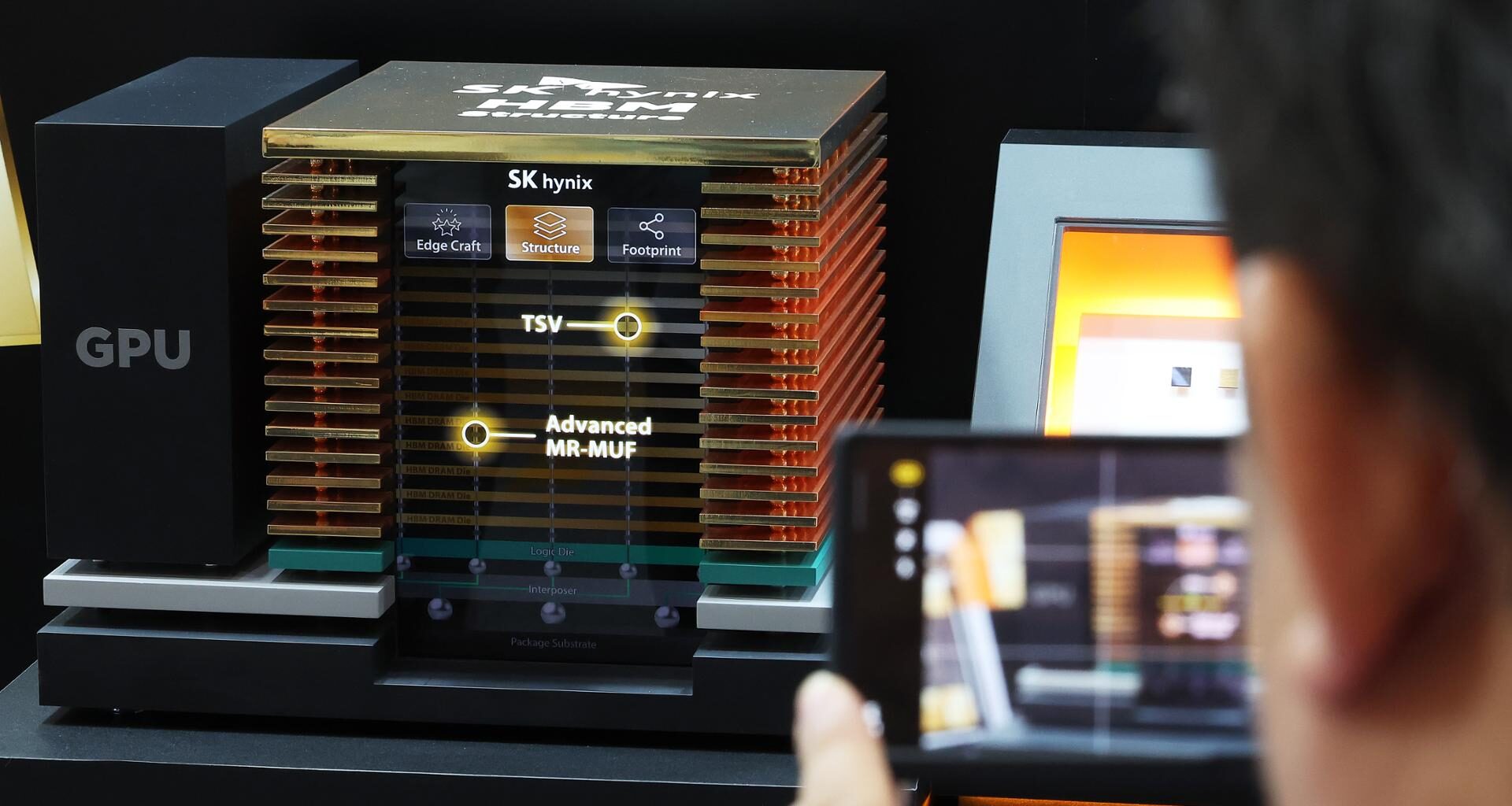Visitors view semiconductor products at an exhibition in Suwon, Gyeonggi Province, Aug. 26. Yonhap