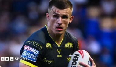 Ash Handley in action for Leeds Rhinos against Warrington Wolves