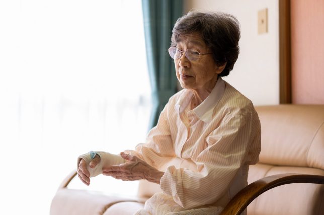 A woman with a broken wrist