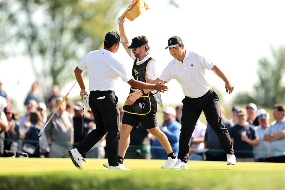 Near ace keeps Internationals close at Medinah