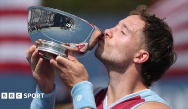 Alfie Hewett kisses the US Open trophy