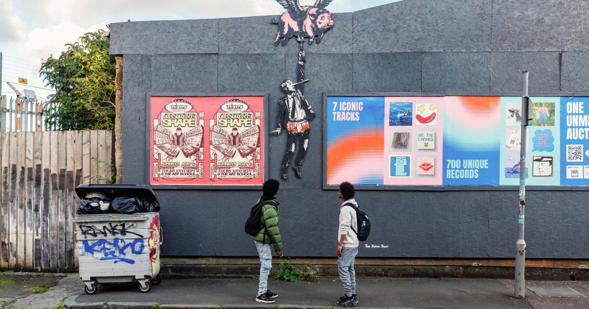 'Scottish Banksy' unveils Nigel Farage mural in Glasgow