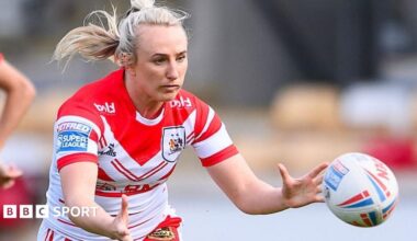 St helens player Jodie Cunningham, in red and white, passes the ball