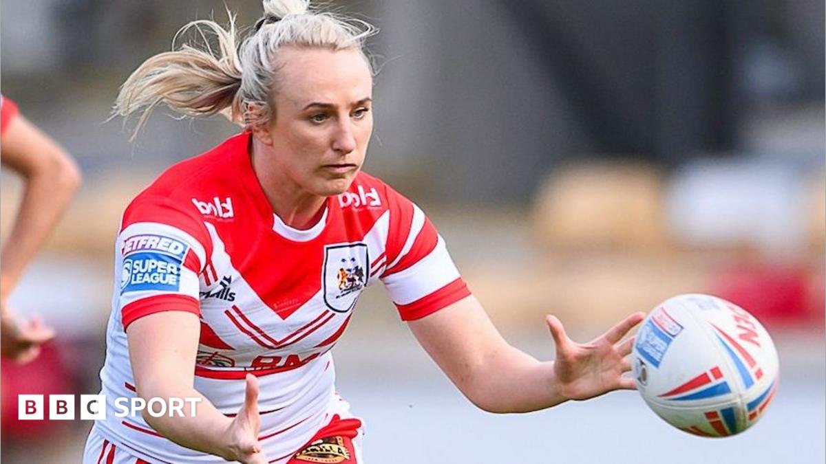 St helens player Jodie Cunningham, in red and white, passes the ball