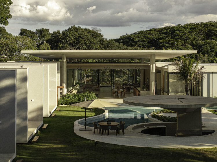 Espatódias House / Leo Romano - Image 1 of 29