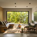 © Joana França Hug House / TTAD Arquitetura - Interior Photography, Living Room, Sofa, Wood, Lighting, Table, Chair