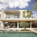 © Joana França Hug House / TTAD Arquitetura - Exterior Photography, Balcony, Courtyard