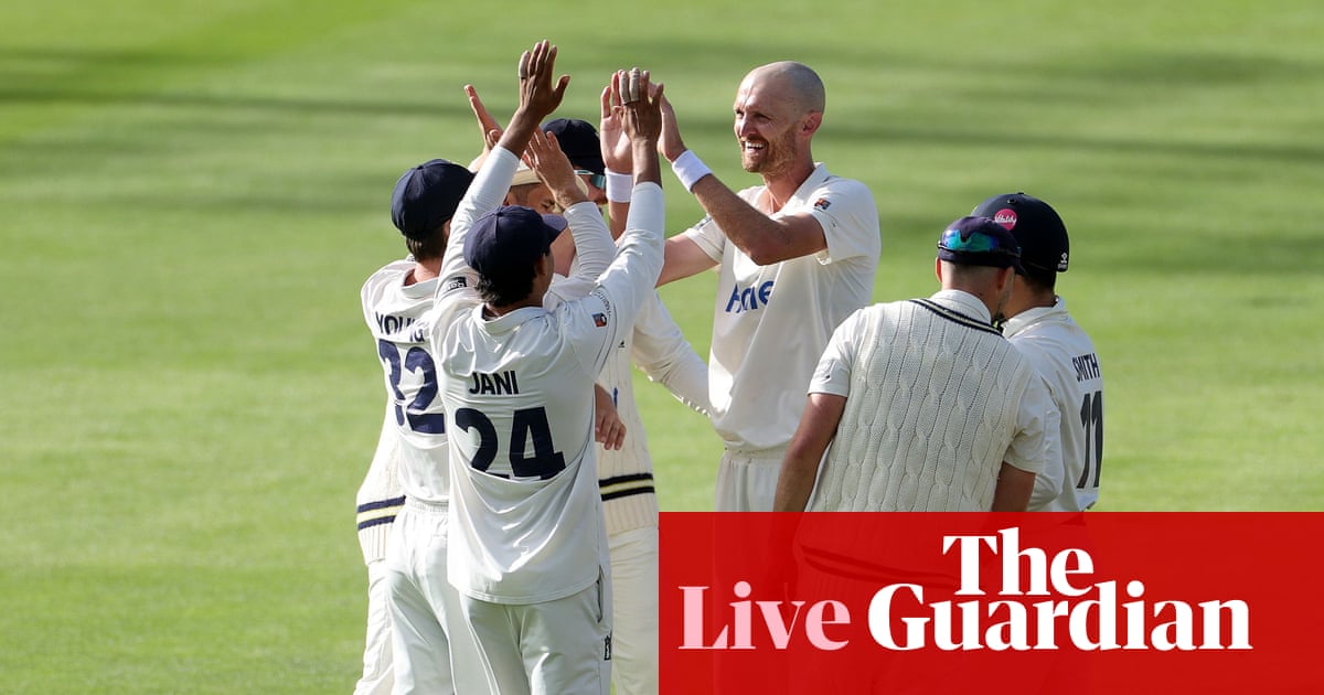 Warwickshire thrash Glamorgan and lay down gauntlet to rivals: county cricket, day two – as it happened | County Championship