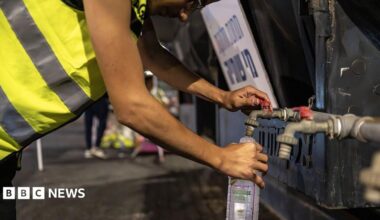 A person fills a bottle with water from a tanker placed by Israel's Water Authority near Damascus Gate in Jerusalem, following the shutdown of five desalination plants (31 August 2026)