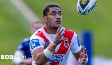 Christian Tuipulotu looking up to catch a ball