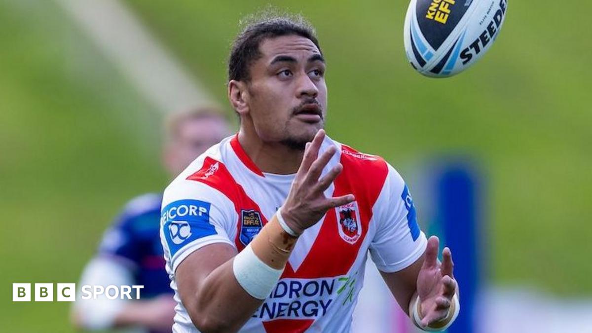 Christian Tuipulotu looking up to catch a ball
