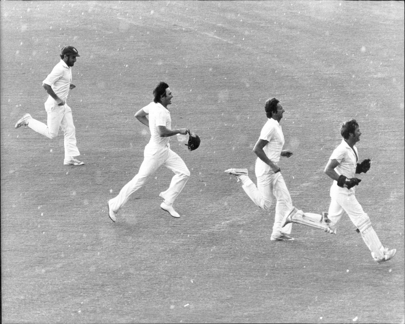 Dry run: Victoria players exit stage left as rain hits the SCG Dry run: Victoria players exit stage left as rain hits the SCG