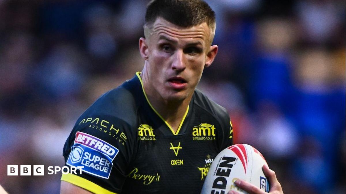 Ash Handley in action for Leeds Rhinos against Warrington Wolves