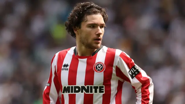 Callum O'Hare in a red and white striped Sheffield United shirt