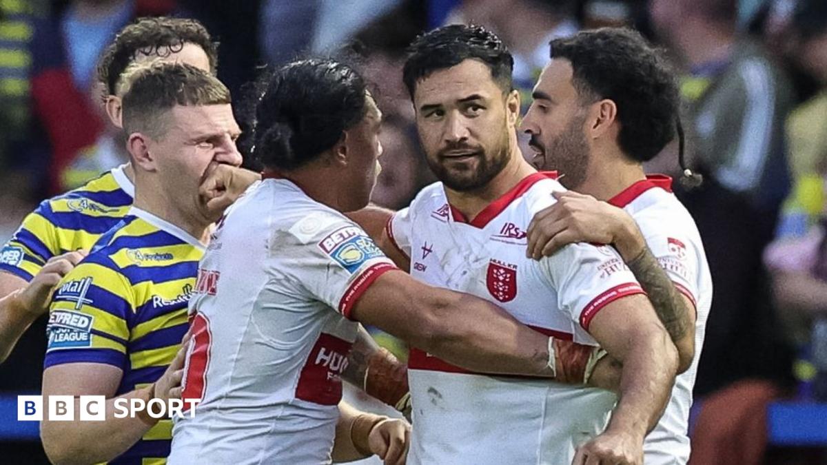 Peta Hiku strikes the face of Warrington's George Williams