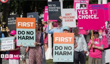 Pro and anti-assisted dying campaigners gather outside Houses of Parliament to demonstrate their support and opposition as Terminally Ill Adults (End of Life) Bill reaches Third Reading debate and a critical vote on the Bill as a whole in the House of Commons in London, United Kingdom on June 20, 2025.