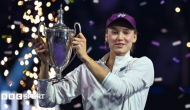Elena Rybakina holds up the 2025 WTA Finals trophy