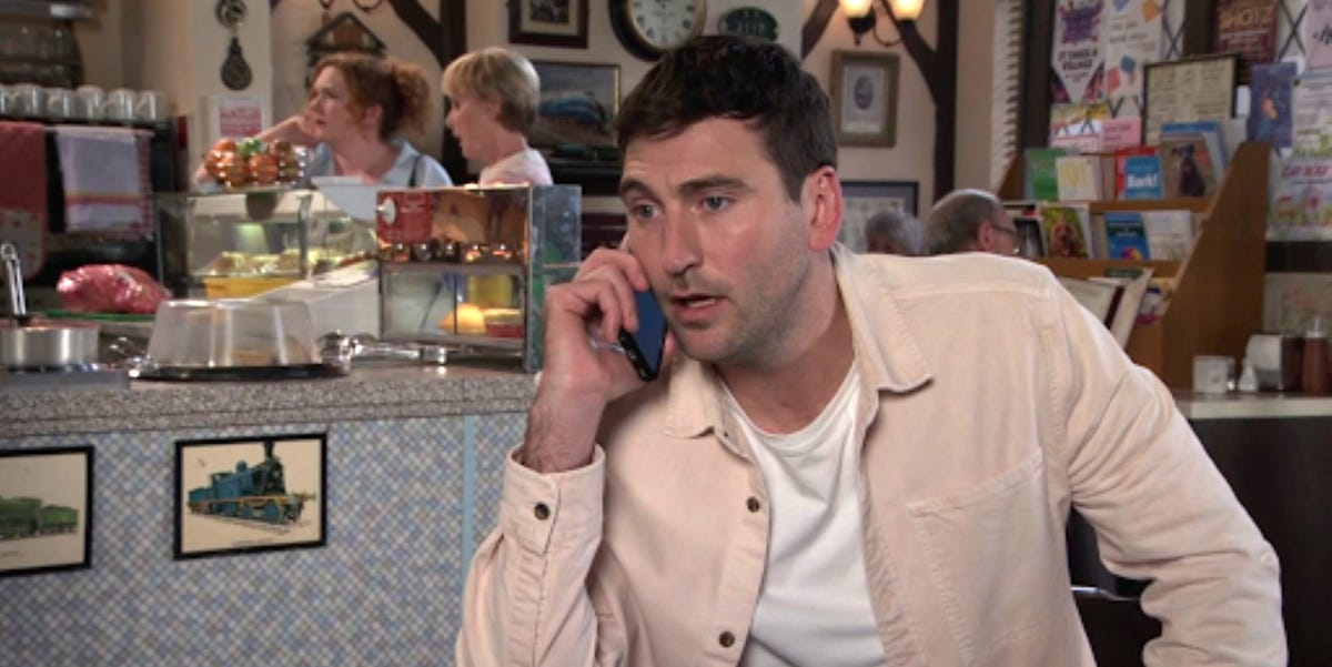 Coronation Street's Jacob Roberts unveils hair transformation as Kit cancer story begins