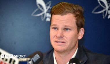 Steve Smith is confronted by media before returning home from Australia's tour of South Africa in 2018