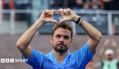 Stan Wawrinka gives a heart sign to the US Open crowd