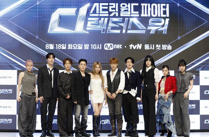 From left, choreographers Hash, Kasper, Jeong Min-jun, Ingyoo, Simeez, Babyzoo, Back Koo-young, Bada, Renan and Jo Nain pose during a press conference for Mnet's dance competition 'Street World Fighter: Directors' War' at Hotel Eliena in Gangnam District, Seoul, Aug. 18. Newsis