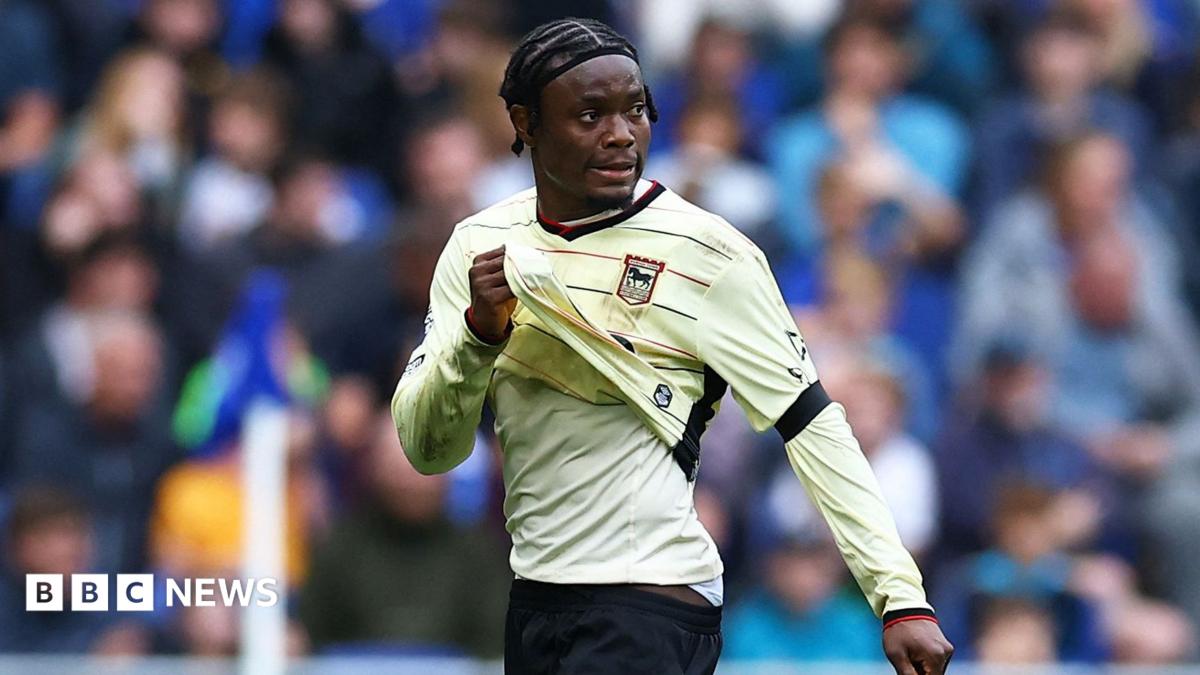 Abdul Fatawu holds his shirt while leaving the pitch.