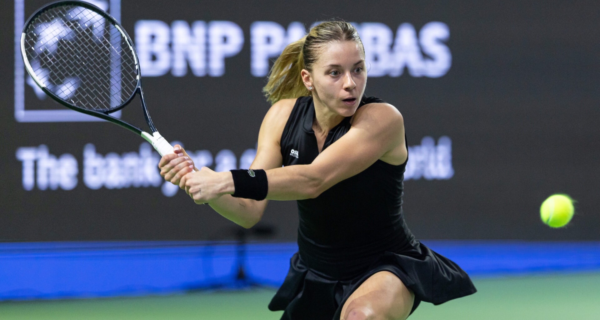 Chwalinska dethrones defending champ Mertens to make Singapore semis