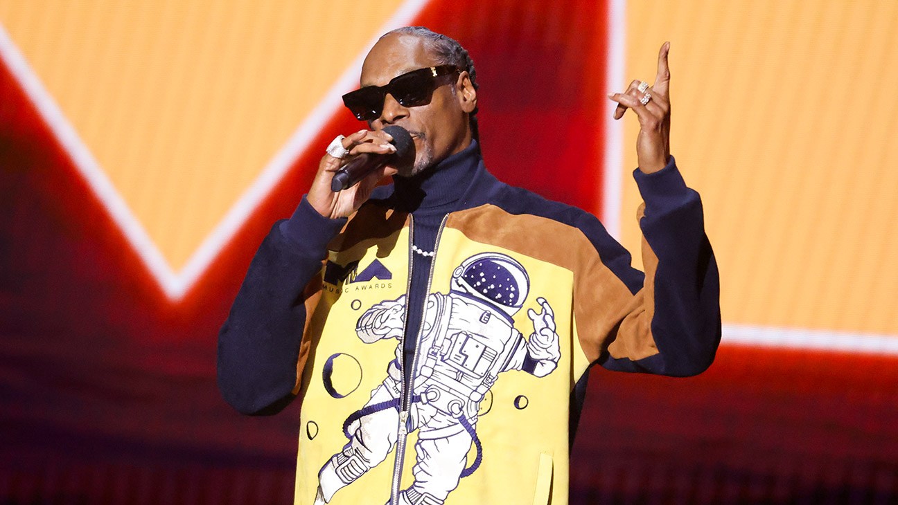Snoop Dogg speaks onstage at 2026 MTV Video Music Awards held at Peacock Theater on September 27, 2026 in Los Angeles, California.