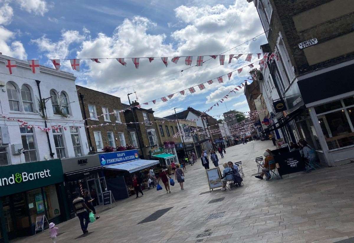 Three people arrested after man in 40s stabbed in Dartford High Street