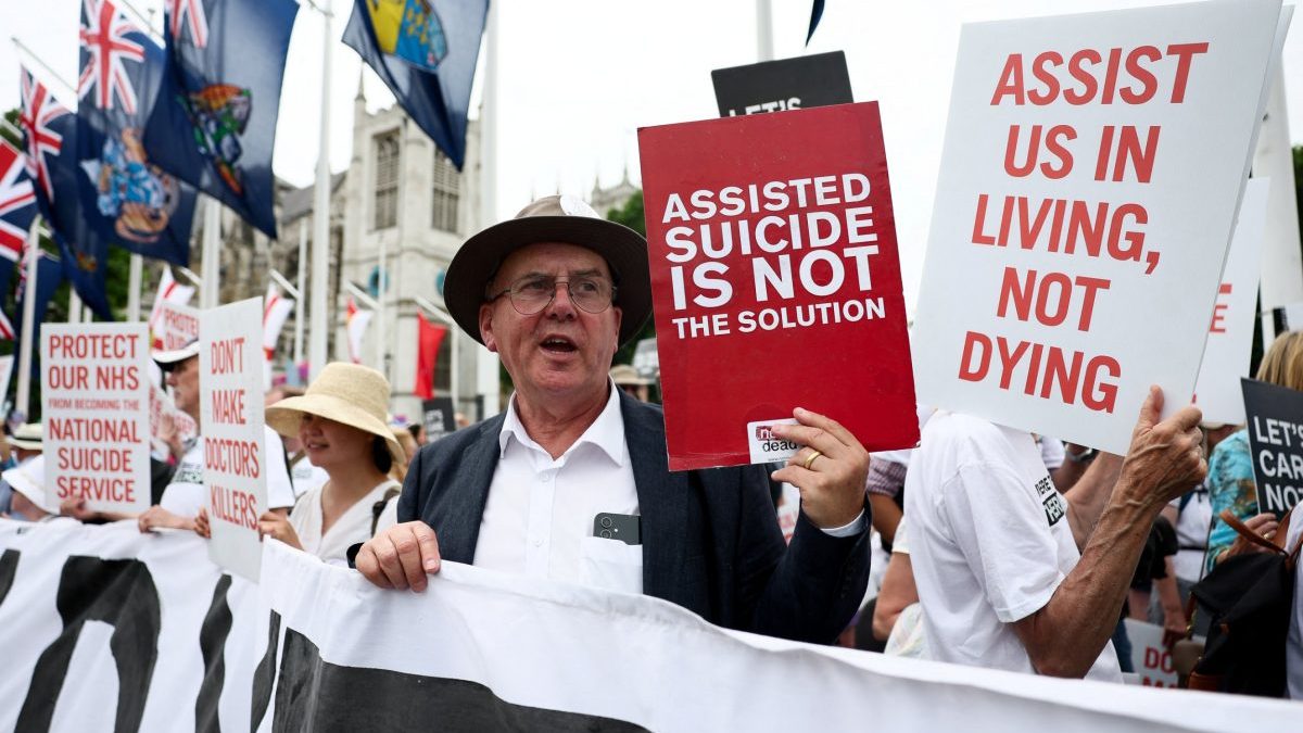 Demonstrators protest against the assisted dying law for terminally ill people, on the day British lawmakers are preparing to vote on the bill, in London, Britain, June 20, 2025. REUTERS/Isabel Infantes
