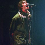 SOMERSET, UNITED KINGDOM - JUNE 23: Liam Gallagher of Oasis performs on stage at the Glastonbury Festival on June 23th, 1995 in Somerset, England. (Photo by Pete Still/Redferns)