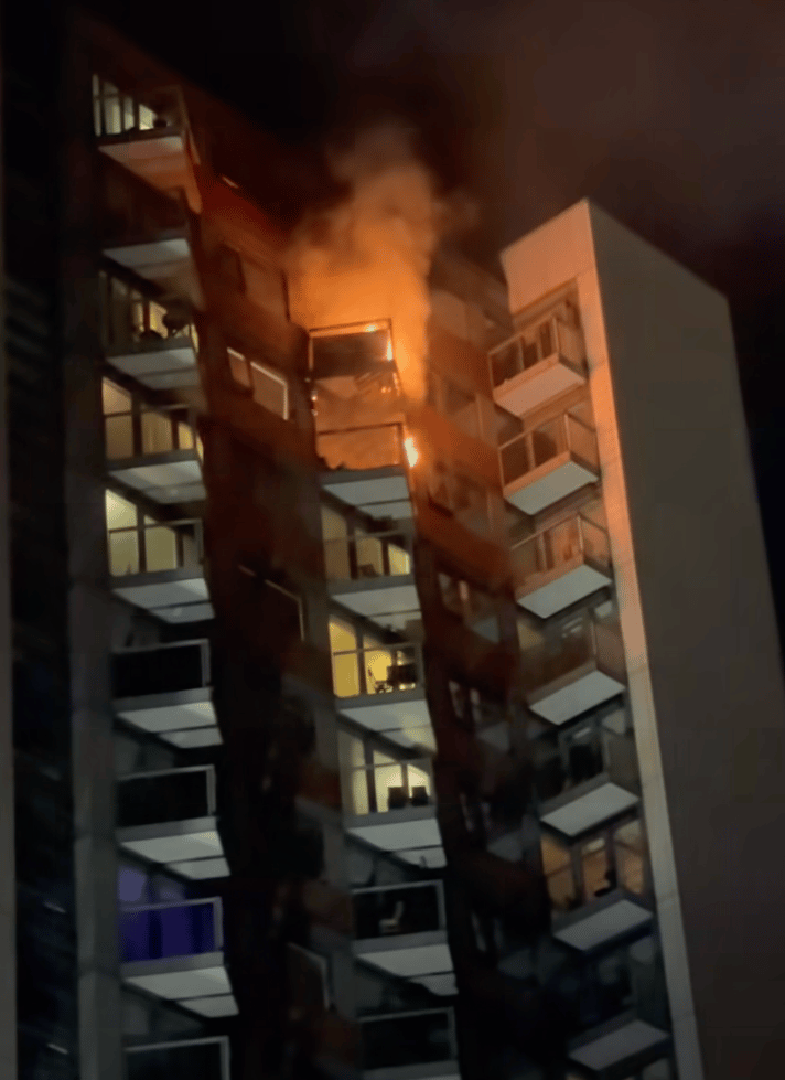 Man dies in Poplar 17th-storey flat fire as child rescued - London Evening Standard