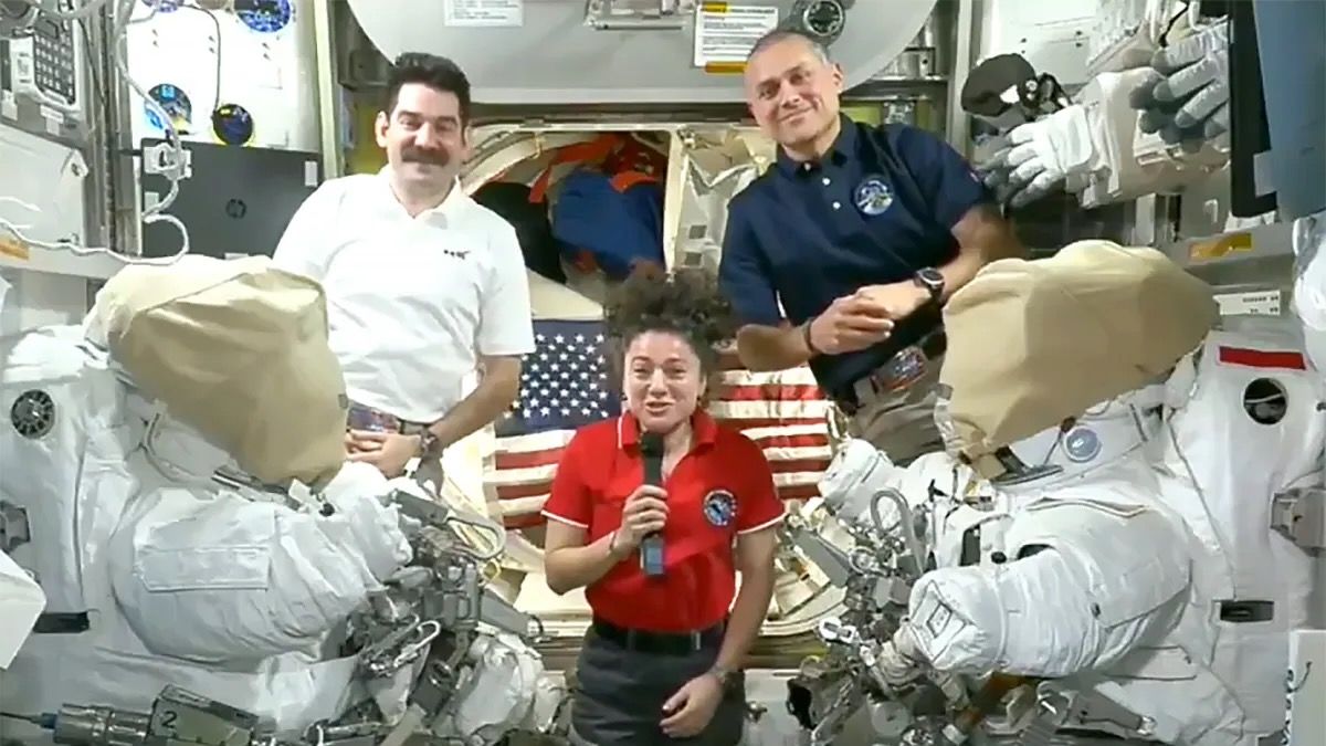 NASA astronauts (clockwise from left) Jack Hathaway, Anil Menon and Jessica Meir speak with U.S. President Donald Trump, who visited NASA&rsquo;s Johnson Space Center on Aug. 28, 2026.