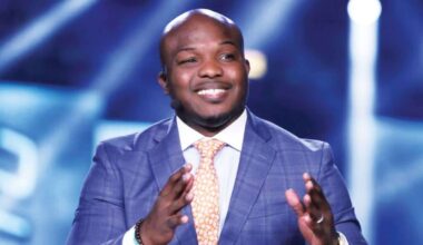Tim Bradley tells former heavyweight champion to retire: “Hang ’em up”