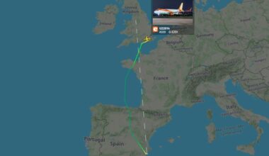 easyJet U22014 to MAN declared full emergency into Gatwick due to loss of yellow hydraulic system