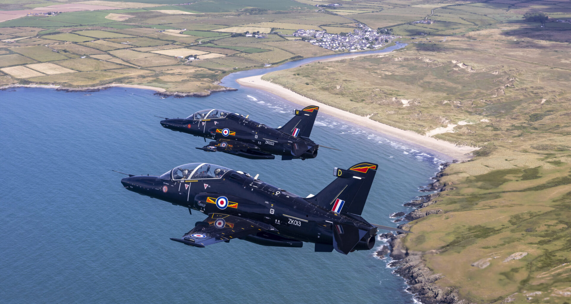 Hawk trainer crash prompts UK to ground fleet