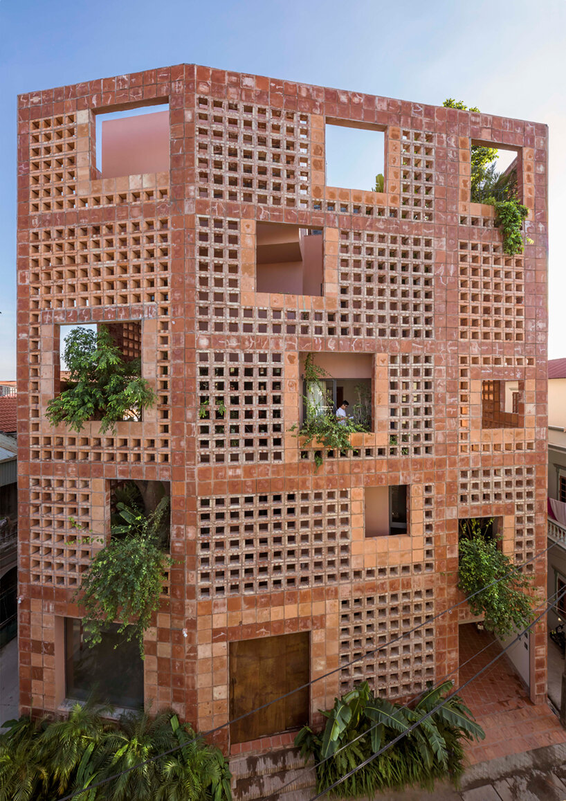 VTN architects wraps its bat trang house in a ceramic facade to celebrate its pottery village - 2