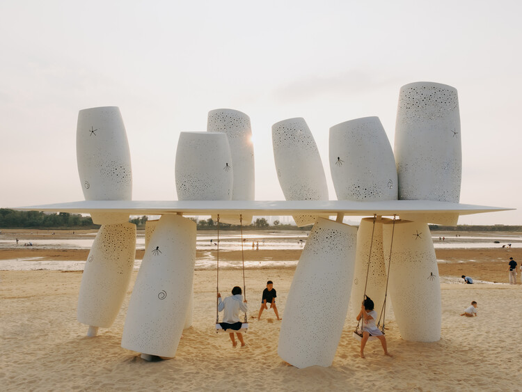A Seaside Swing Installation / XBTW OFFICE - Interior Photography