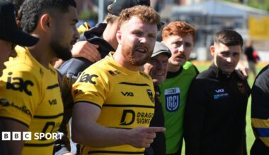 Aneurin Owen talks in Dragons' huddle