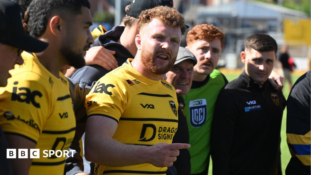 Aneurin Owen talks in Dragons' huddle