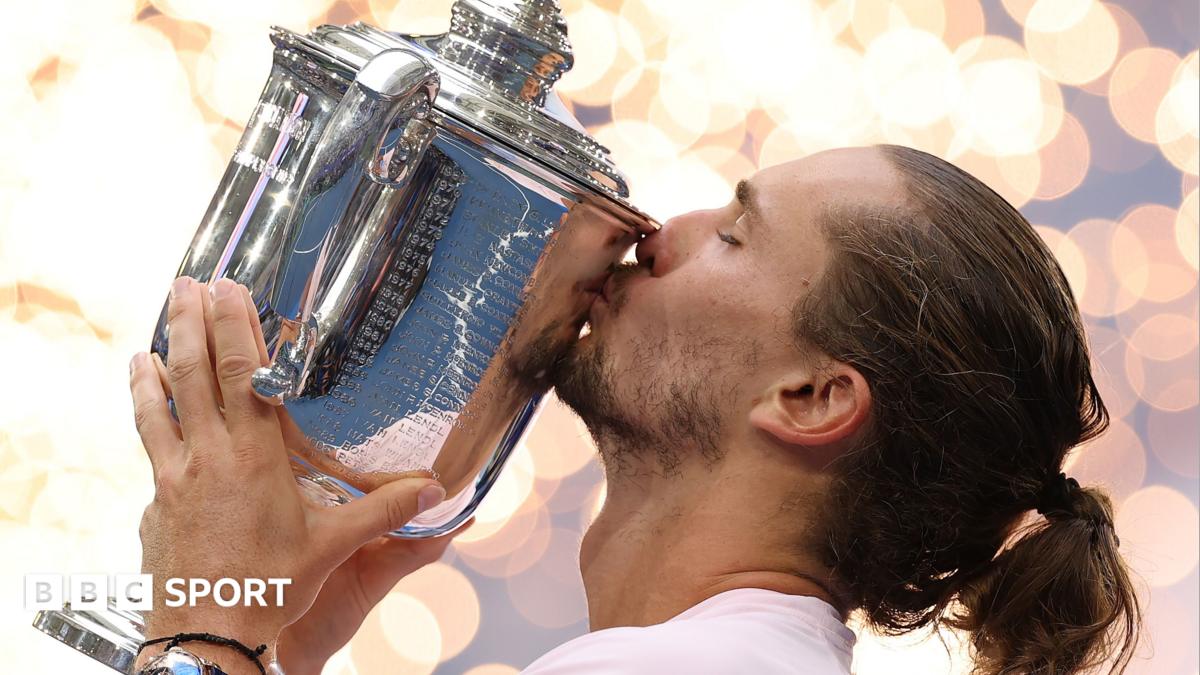 Alexander Zverev kisses the US Open trophy
