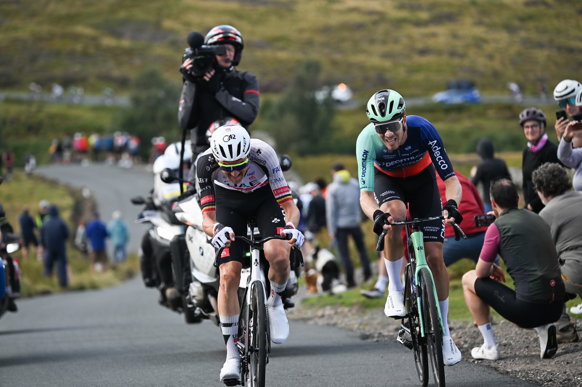 Bol and Wellens head off at the front of the race