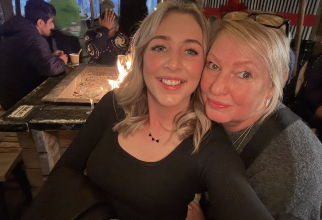 Robyn Thomson and mum Yvonne posing for a photo.