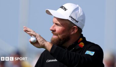 Shane Lowry acknowledges the crowd